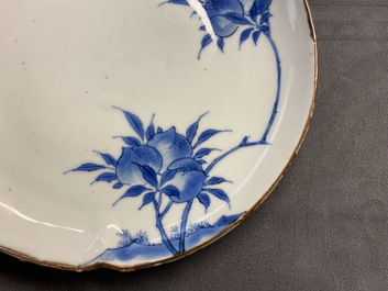 Une coupe en forme de p&ecirc;che en porcelaine de Chine en bleu et blanc ko-sometsuke pour le march&eacute; japonais, Tianqi